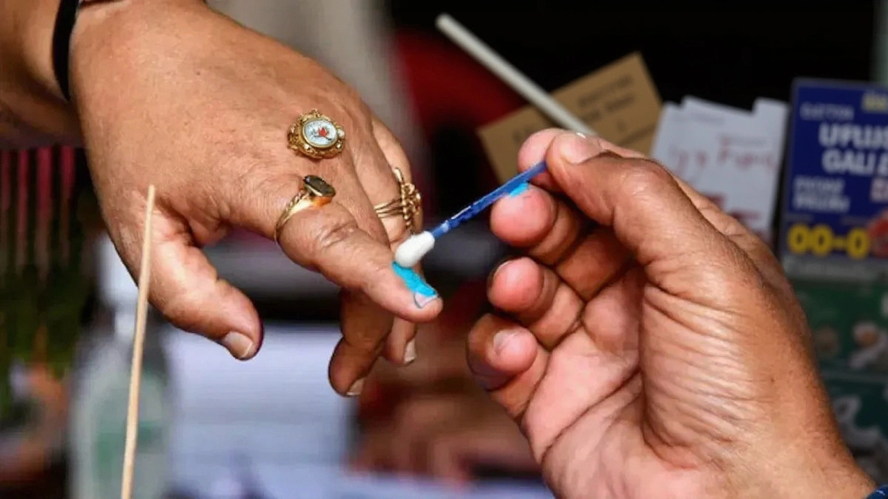 बिहार विधानसभा चुनाव 2025: 12 वैकल्पिक फोटो आईडी की अनुमति, पर्दानशीन महिलाओं के लिए खास व्यवस्था